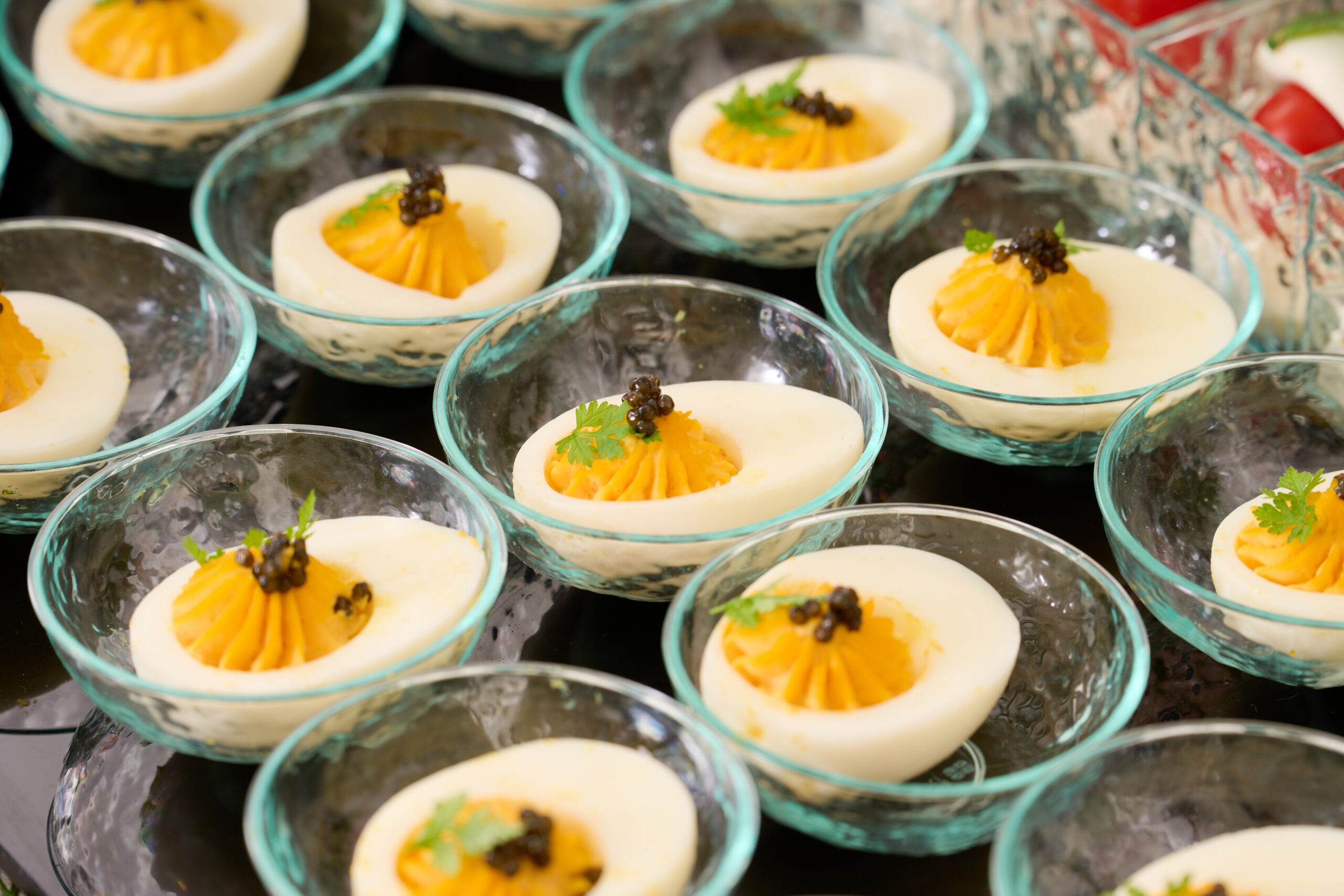  キャビアを乗せた　燻製たまご