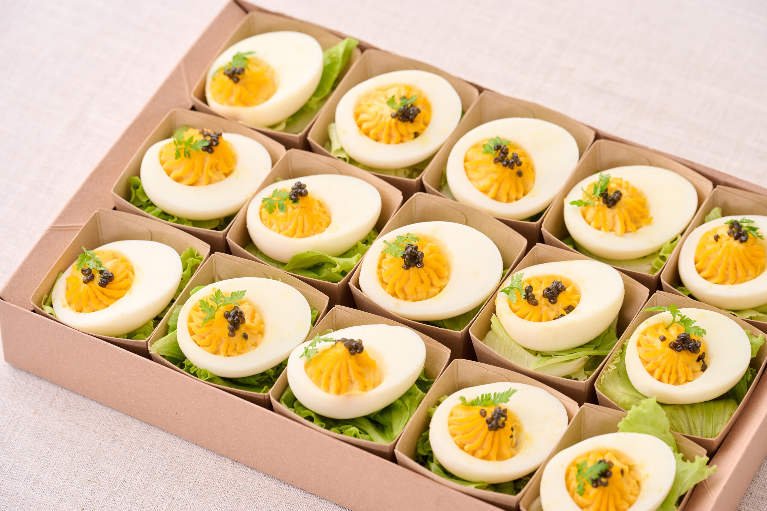 キャビアを乗せた　燻製たまご