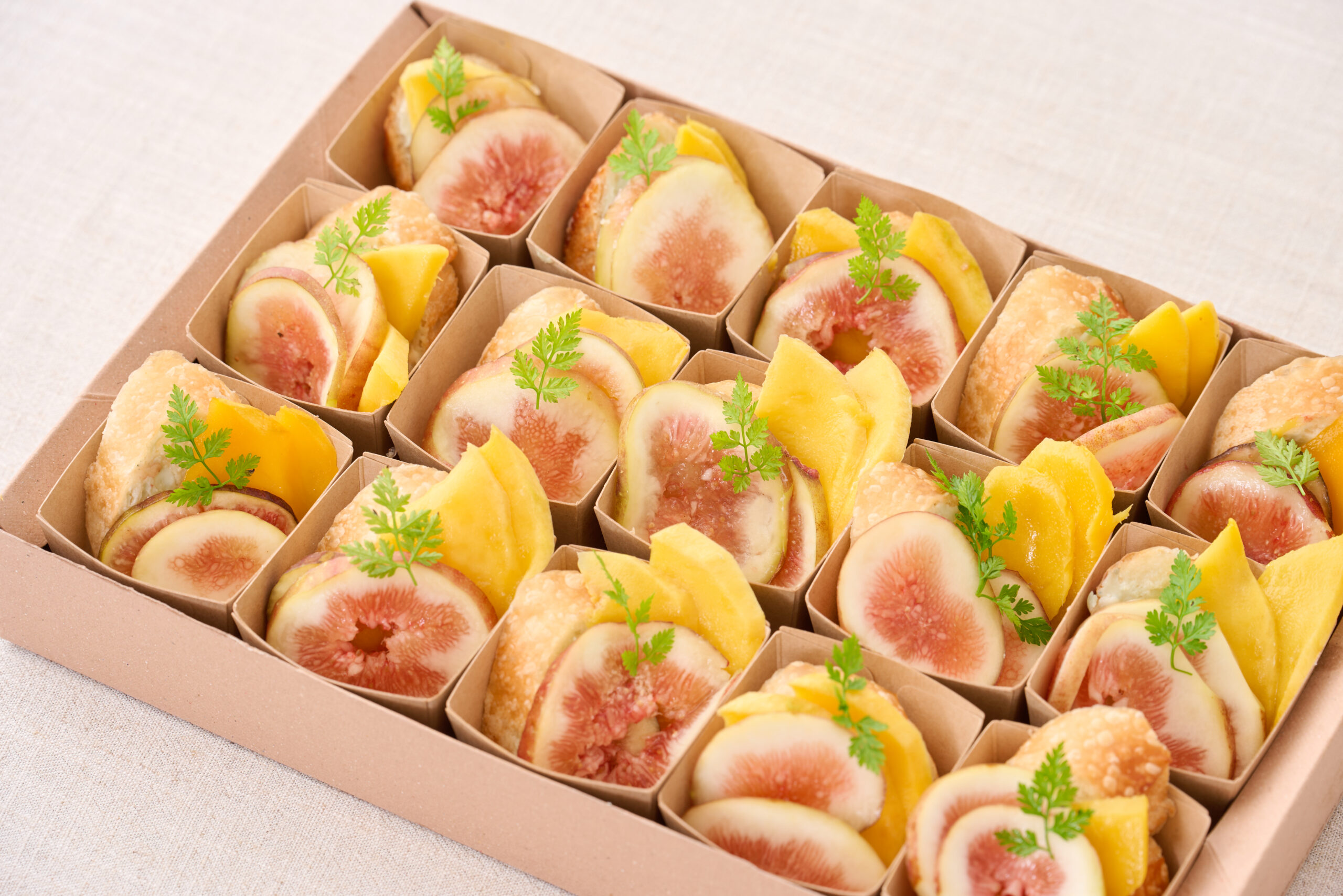  季節のフルーツとブルーチーズのハチミツバゲット