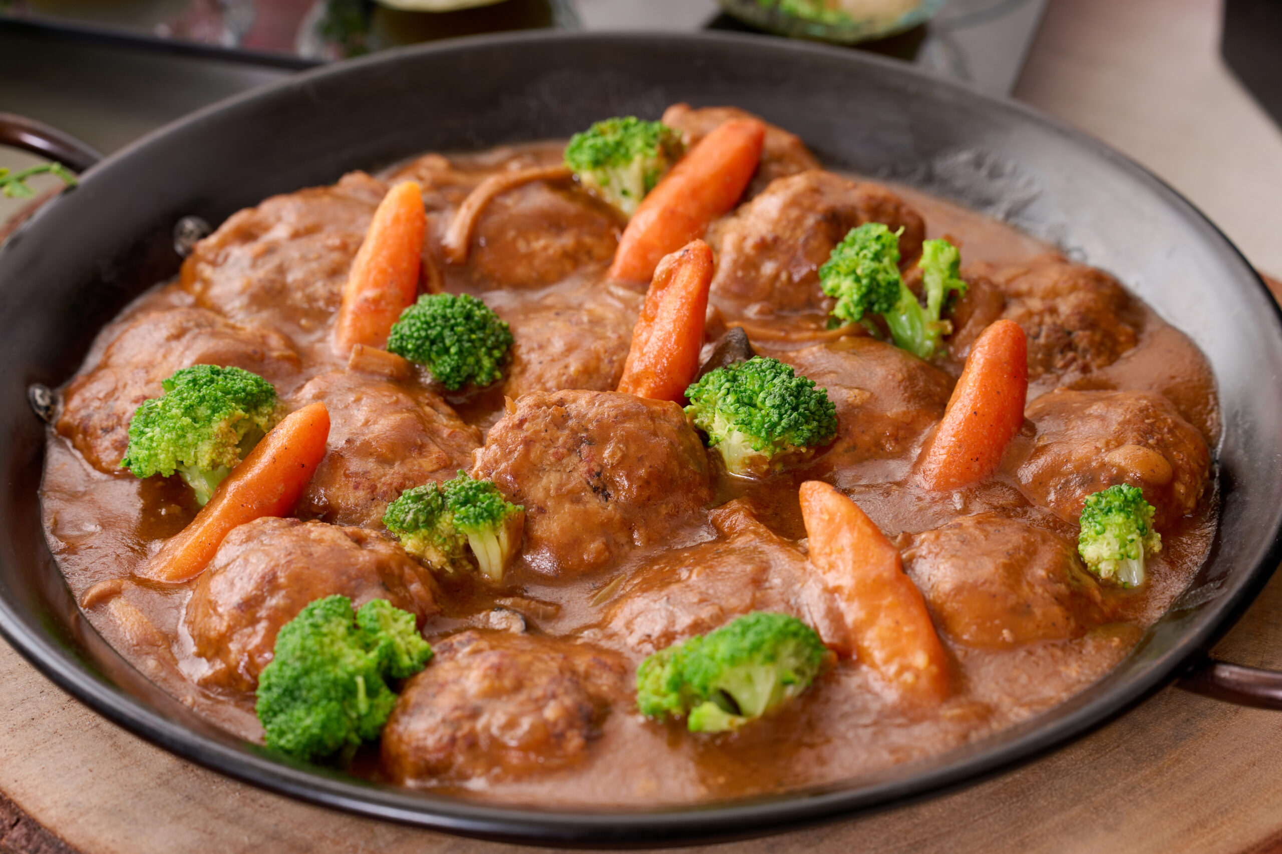  自家製デミグラスソースのハンバーグ